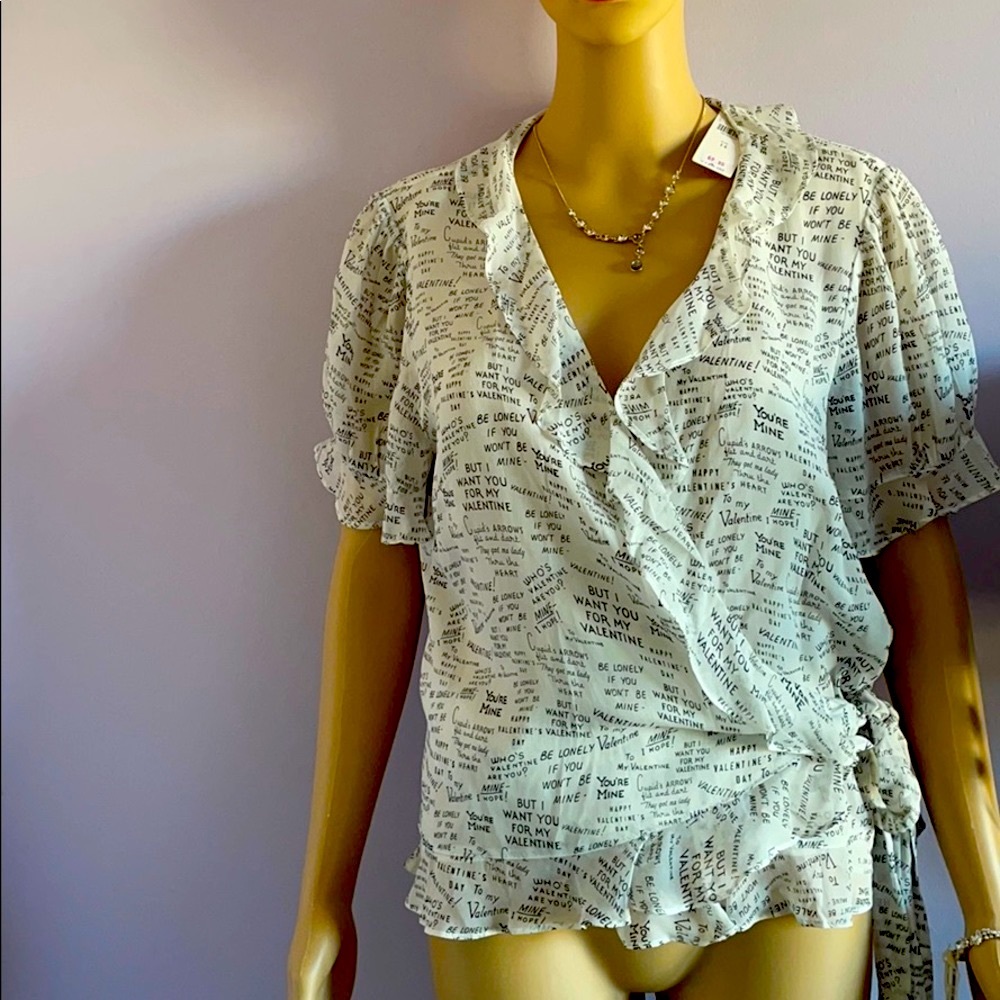 ❤️❤️❤️Anthropology wrap over lined top.